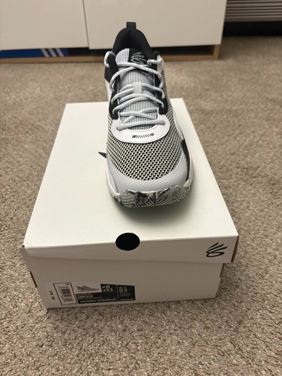 BRAND NEW IN BOX - Under Armour Stephen Curry 3Z 24 White/Black 101 Size 10 main image 8